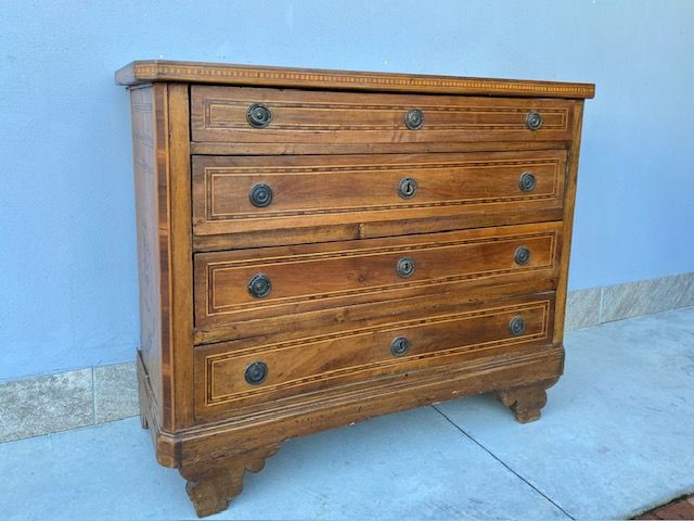 Direttorio chest of drawers in Walnut with inlays.