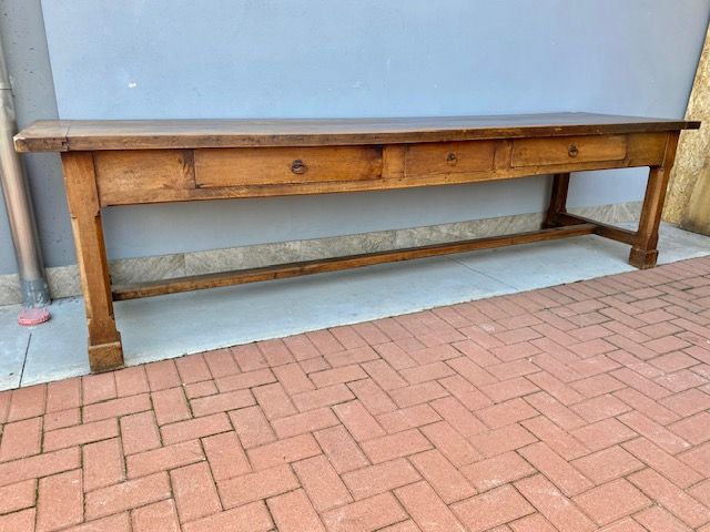 Important Large Table in Walnut, great quality.