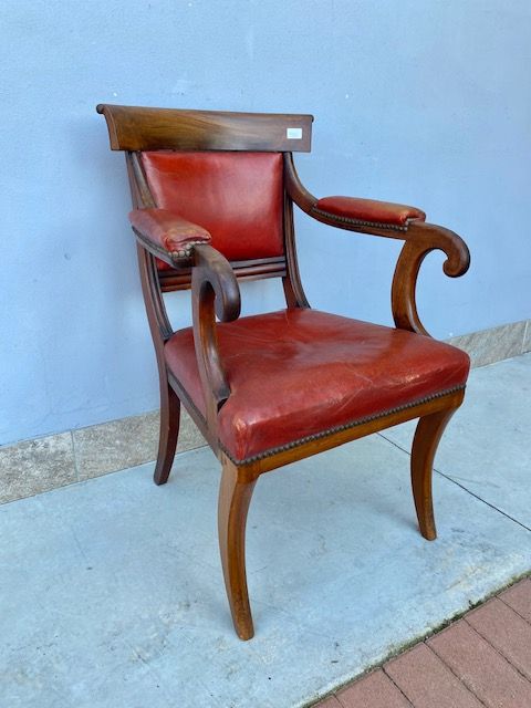 Poltrona da Scrittoio in Mogano, rivestita in cuoio rosso.