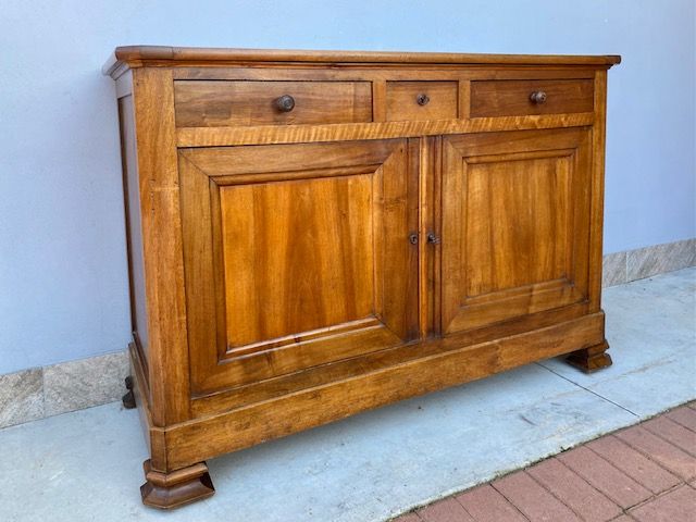 Louis Philippe sideboard in Walnut with 2 Doors.