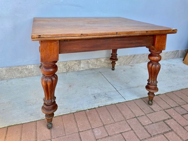 English Mahogany Extendable Table.