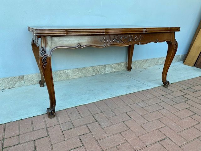 Extendable Provencal table in Walnut, parquet top.