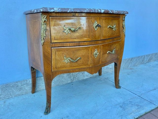 Cassettone Luigi XV Lastronato in Palissandro, piano in marmo rosso levanto.