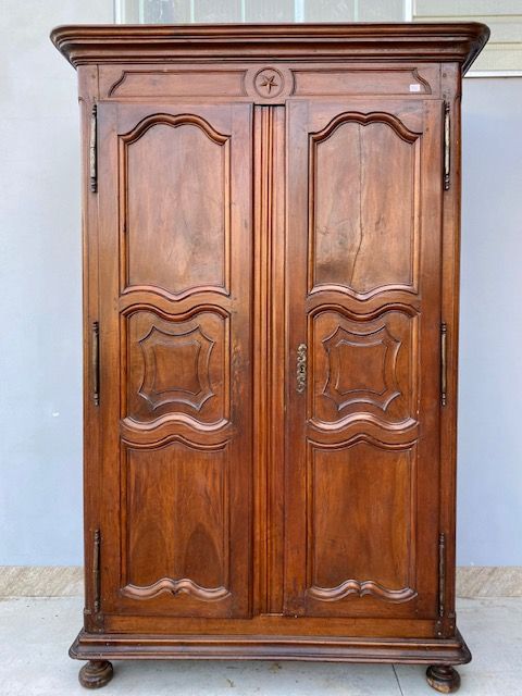 Important Louis XIV Wardrobe in Walnut with 2 Doors.