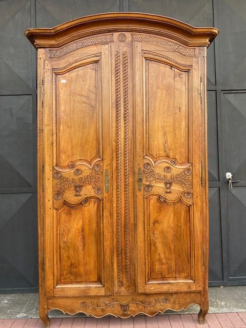 Finely carved Provençal walnut wardrobe with 2 doors.