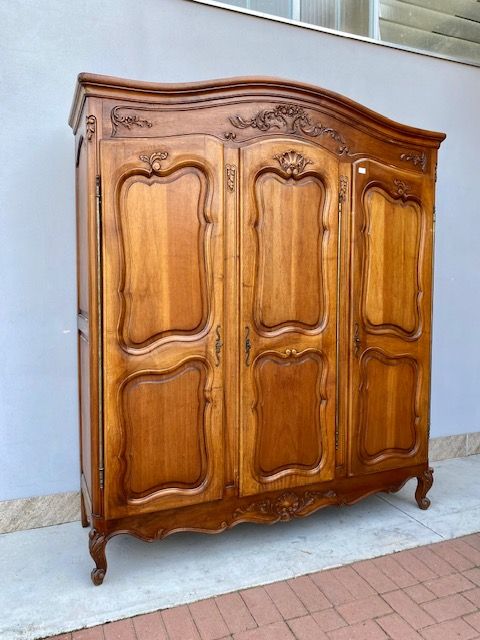 Provençal Walnut Wardrobe with 3 Doors.