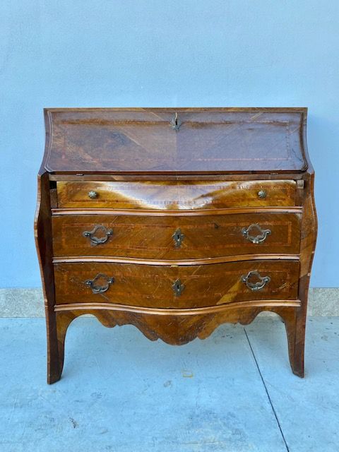 Walnut veneered Louis XVI flap.