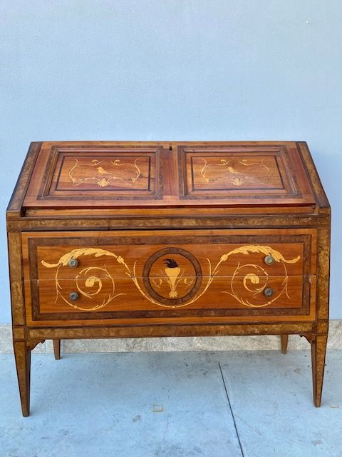 Important Louis XVI flap in finely inlaid cherry wood.