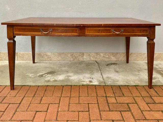 Tavolo in Stile Luigi XVI in Noce finemente intarsiato, presenta 2 cassetti.