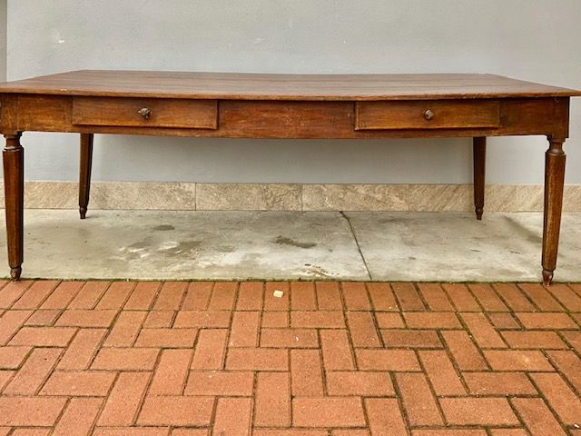 Antico Tavolo Luigi XVI Emiliano in Noce presenta 2 cassetti.