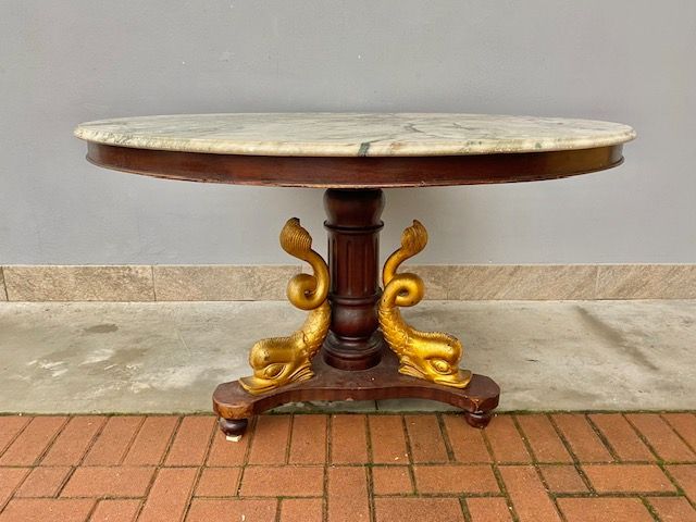 Tavolo Rotondo Impero in Mogano, presenta piano in marmo bianco Carrara brecciato 