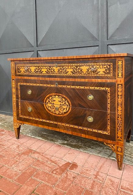 Louis XVI Chest of Drawers in Finely Inlaid Walnut