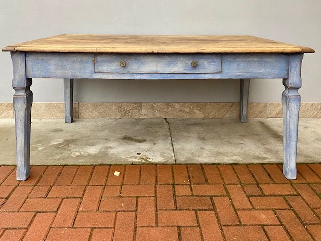 Tavolo Rettangolare in Castagno Laccato Azzurro Carta da Zucchero, piano in castagno naturale, presenta 2 cassetti.
