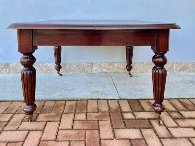 Antique English Mahogany Extendable Table, cranked.