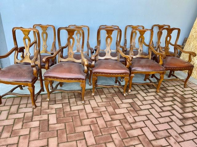 Lotto di 10 Poltrone in Noce in Stile Classico,