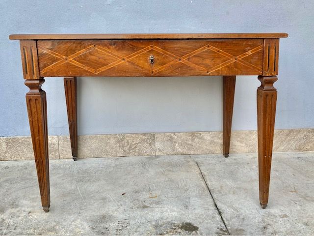 Louis XVI desk in walnut, finely inlaid.
