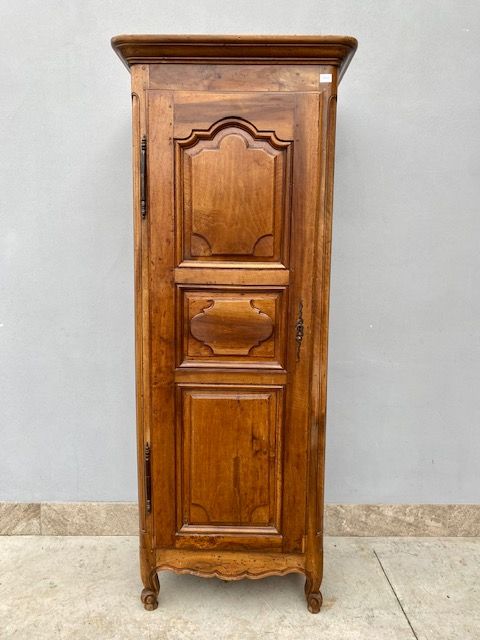 Walnut wardrobe with 1 door.