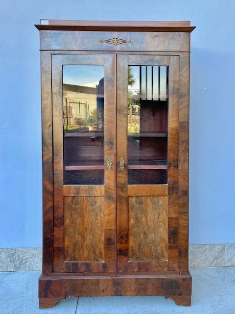 Antique and Elegant Empire Bookcase in Mahogany and Mahogany Feather.