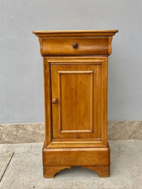 Carlo X bedside table in Cherry.