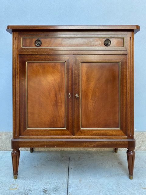 Small Mahogany Sideboard with 2 Doors .