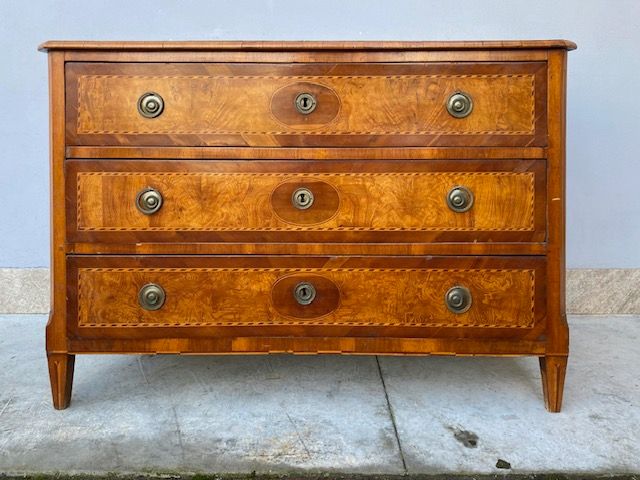 Antique Louis XVI chest of drawers in walnut finely panelled and inlaid in various woods.