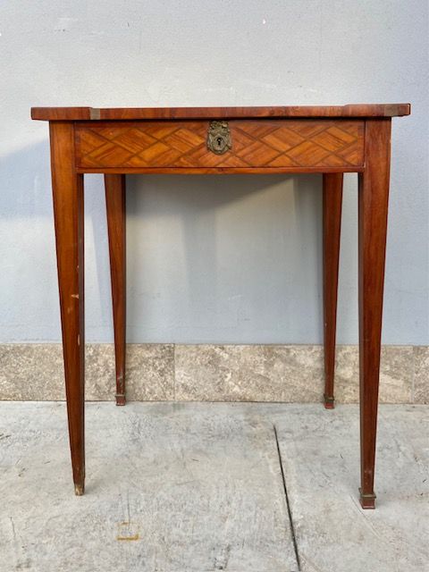 Small Louis XVI desk in walnut, with marquetry inlay.