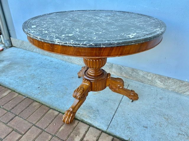 Carlo X Mahogany Round Coffee Table with Inlaid Legs.