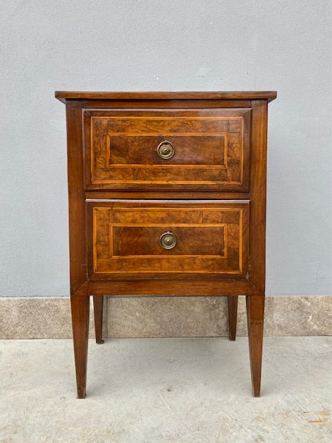 Comodino Luigi XVI Lastronato in Noce e Radica di Noce, con intarsi.