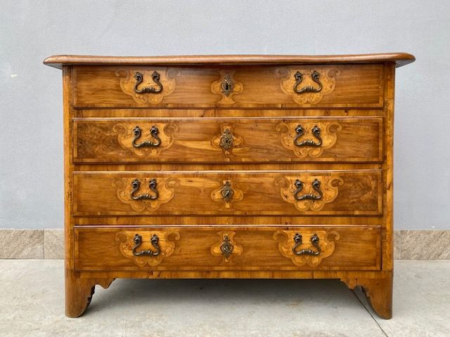 Piedmontese Walnut Chest of Drawers with Olive and Boxwood Inlays.
