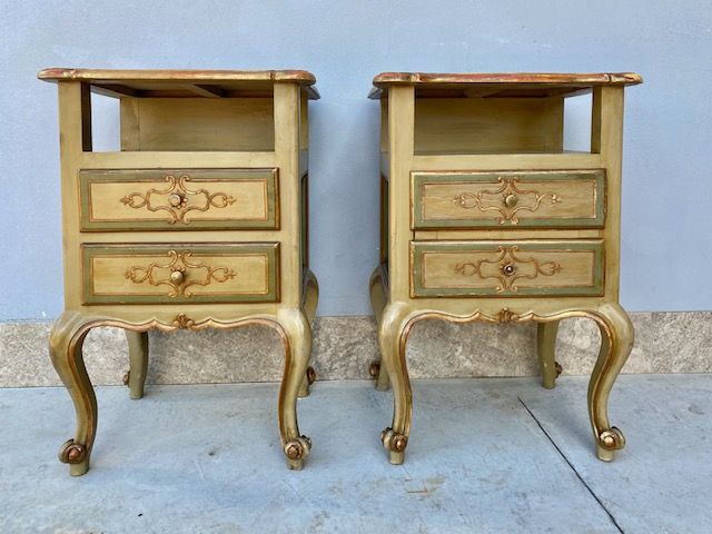 Coppia di Eleganti Comodini Laccati Stile Luigi XV