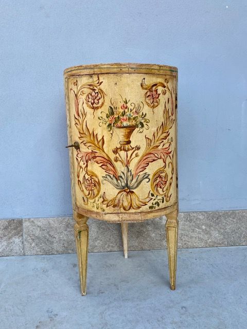 Comodino a Cilindro Laccato e Dipinto.