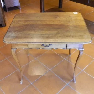 Tavolino con gambe a sciabola - Epoca fine '800 in noce