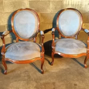 Coppia di Poltrone dell’800 in Legno di Noce - Restaurate