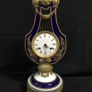 Elegante Orologio Impero in Porcellana di Limoges