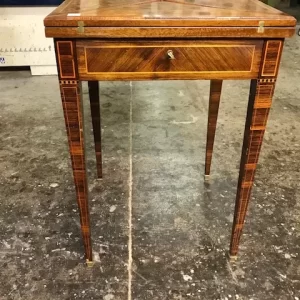 Tavolino da gioco a fazzoletto Luigi XVI in palissandro intarsiato