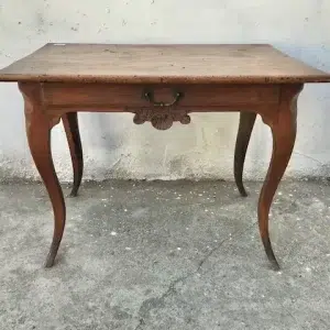 Tavolino Luigi XV – Epoca primo '800 in Noce con gambe a sciabola