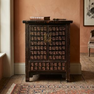 Piccolo Mobiletto Laccato Nero di Gusto Orientale