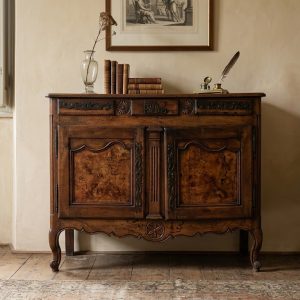 Credenza provenzale in noce con 2 ante e 3 cassetti - Epoca '700