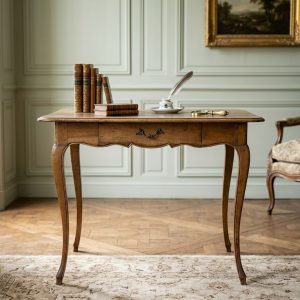 Tavolino con gambe a sciabola - Epoca fine '800 in noce