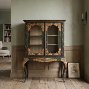 Vetrina in Lacca Povera - Epoca Fine '800, Elegante e Raffinata