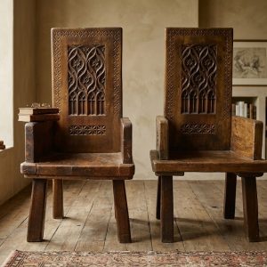 Coppia di poltrone rustiche - Epoca '700 in Noce intagliato