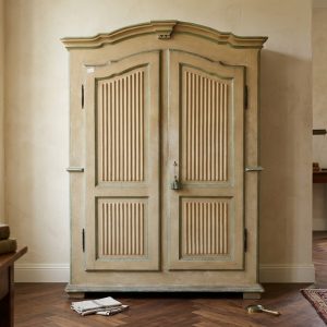 Armadio Centinato del '700 in Laccato Beige e Verde Antico