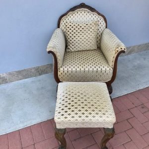 Poltrona con pouf in legno di noce intagliato - Epoca fine '800