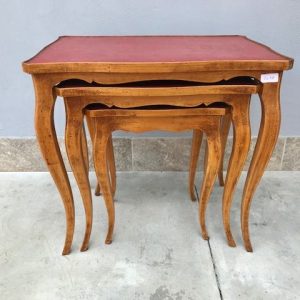 Set di 3 Tavolini a Sfilo in Noce con Piano in Cuoio Rosso