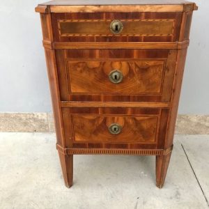 Comodino Luigi XVI - Epoca fine '700 in legno lastronato