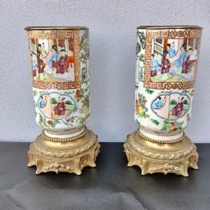 Coppia di Vasi Cinesi in Porcellana dell'800 con Base in Bronzo