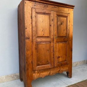 Armadio di gusto montano fine '700 in Larice intagliato