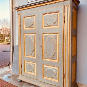 Armadio Laccato del '700 in stile piemontese con finiture dorate