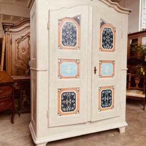 Armadio Centinato Piemontese del '700 in Legno Laccato