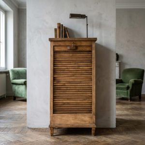 Piccolo mobiletto a serrandina decapato '900